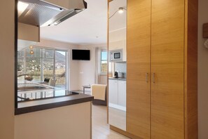 Kjøleskap, mikrobølgeovn, kokeplater og oppvaskmaskin