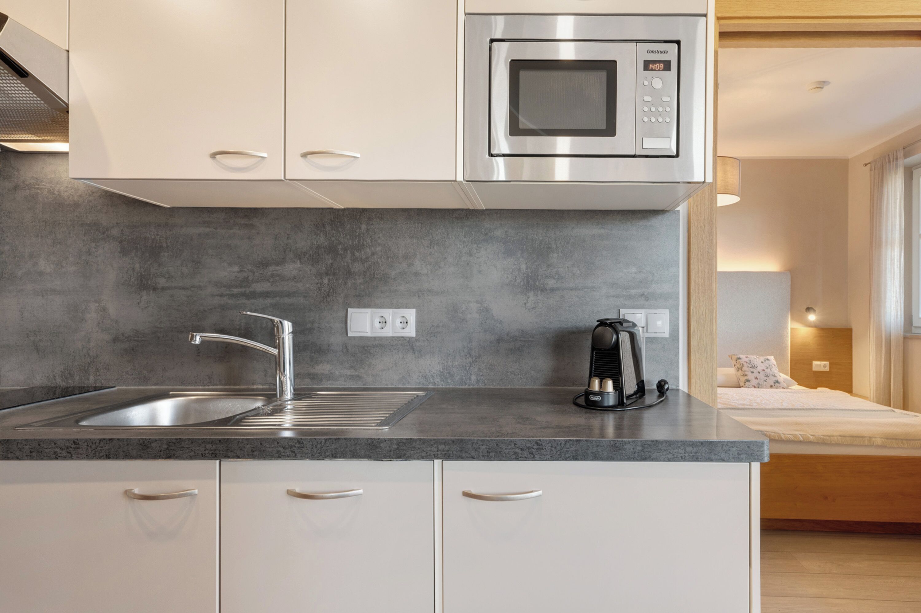 Kühlschrank, Mikrowelle, Herdplatte, Geschirrspüler