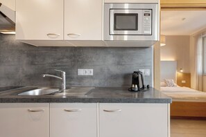 Fridge, microwave, stovetop, dishwasher