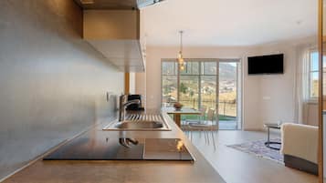 Jääkaappi, mikroaaltouuni, liesi, astianpesukone