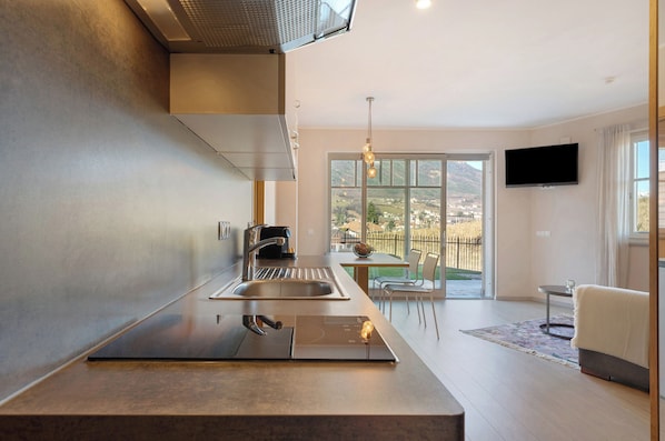 Frigorífico, microondas, placa de cocina y lavavajillas