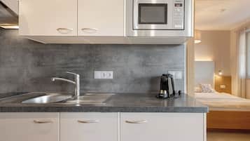 Geladeira, micro-ondas, cooktop, lava-louças