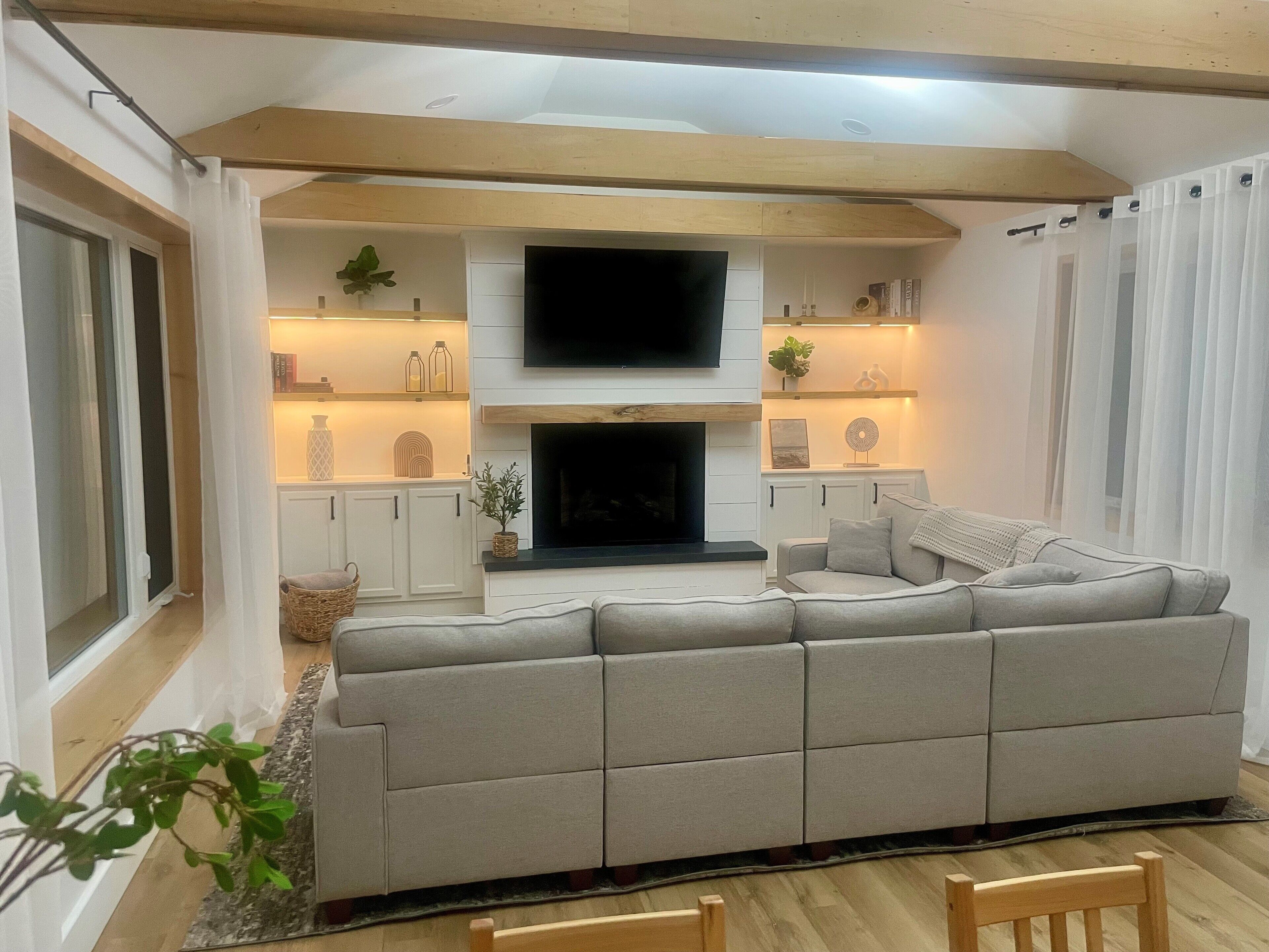 Smart TV, chimenea, videojuegos y libros 