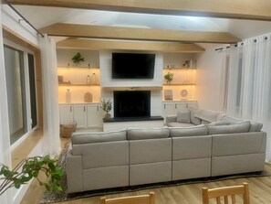 Téléviseur connecté, foyer, jeux vidéo, livres