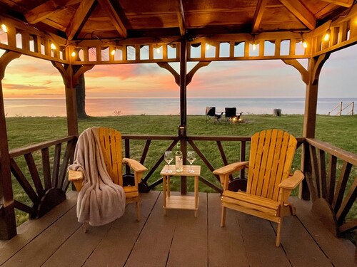 Relax on the Lake - 180 degree Views