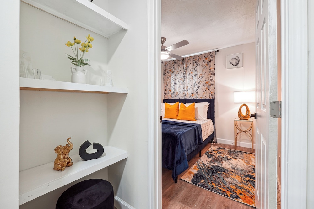 Modern Cozy 2 BR Oasis Near ATL Airport Perfect For Business & Leisure