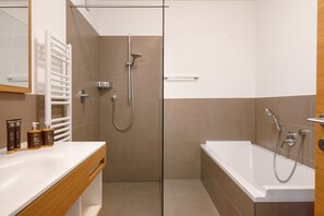 Dusche, Haartrockner, Handtücher