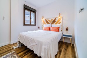 1 chambre, fer et planche à repasser, lit de bébé portatif