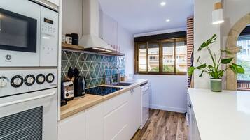 Kühlschrank, Mikrowelle, Ofen, Geschirrspüler