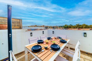 Outdoor dining - Esencia del Arenal Javea Apartment, with Sunny Terrace and next to the Beach (Javea / Xàbia)