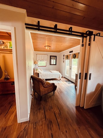 3 bedrooms, iron/ironing board, travel crib, WiFi. Near Ruoff Grand Park Mable’s Farm 2-3BDR Sleeps 8+ Country Setting Great Views
