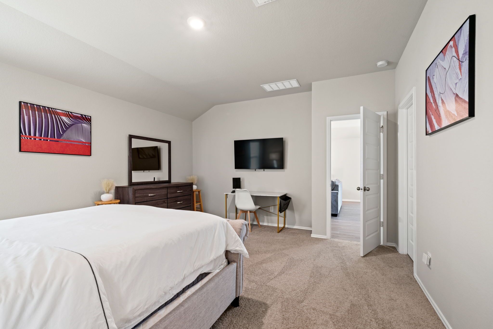 4 bedrooms, desk, WiFi, bed sheets