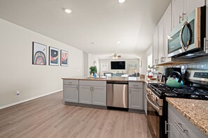 Refrigerador, microondas, horno y parrilla de estufa 