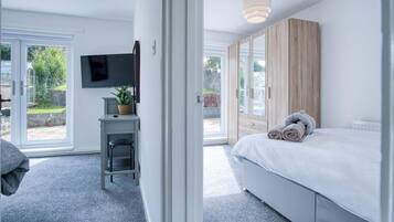 3 bedrooms, iron/ironing board, WiFi, bed sheets