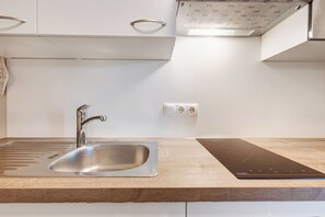 Kühlschrank, Mikrowelle, Herdplatte, Geschirrspüler