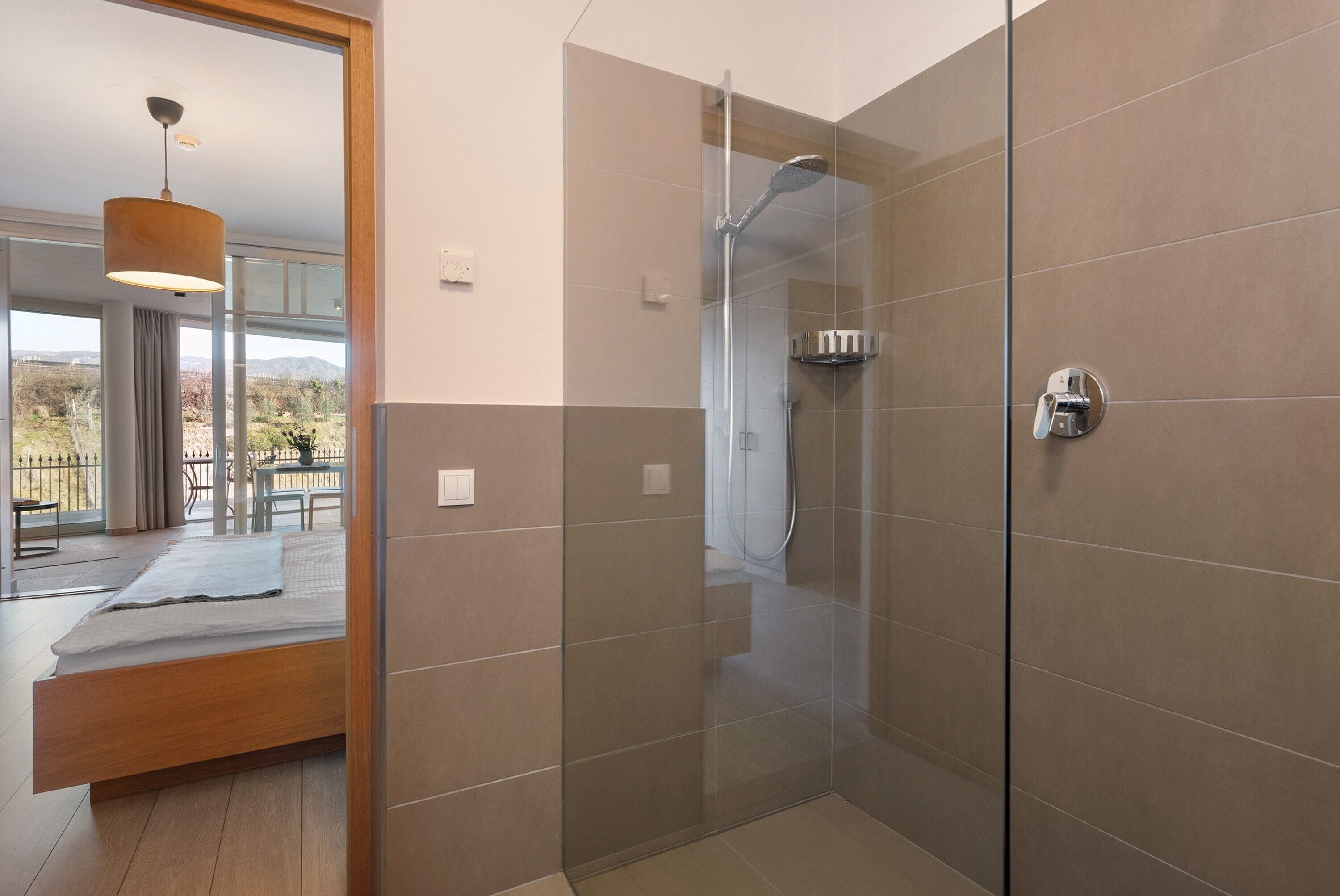 Een douche, een haardroger, handdoeken