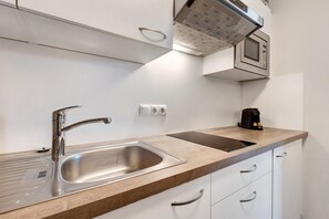 Kühlschrank, Mikrowelle, Herdplatte, Geschirrspüler