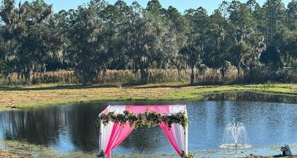 Wedding venue Resort with WiFi and AC in charming East Palatka