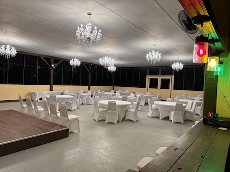 Banquet hall. Wedding venue Resort with WiFi and AC in charming East Palatka