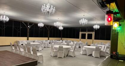 Wedding venue Resort with WiFi and AC in charming East Palatka