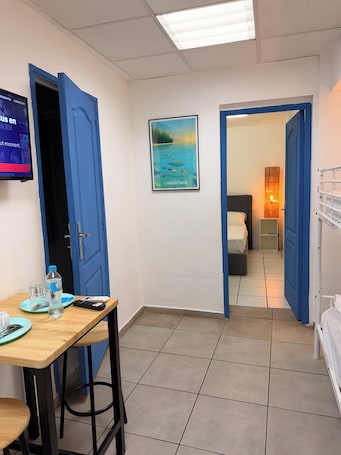 Smart TV 32 pulgadas con canales de televisión digitales, Netflix, Hulu. AZUR HOTEL