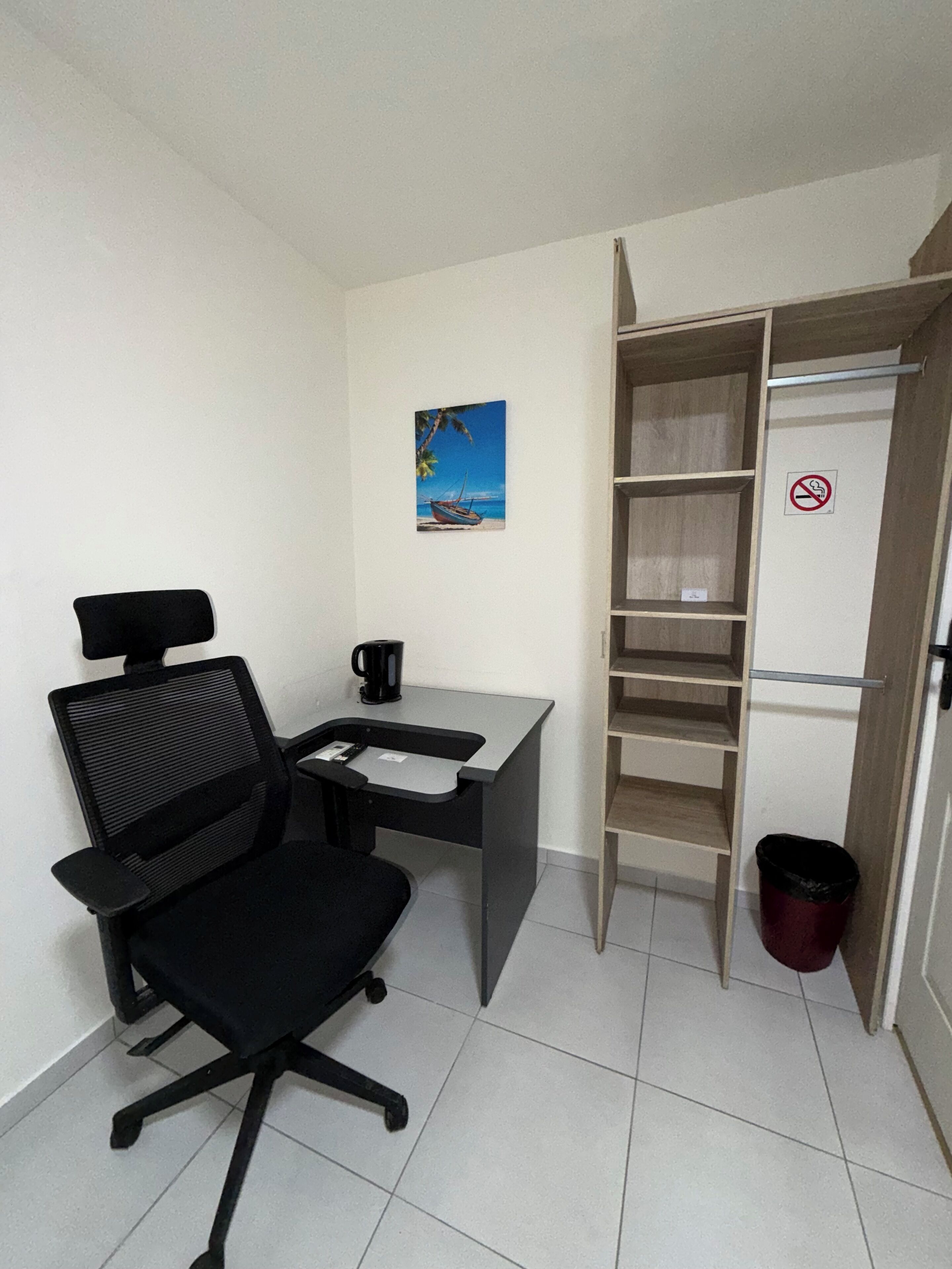 Habitación doble | Zona de estar | Smart TV de 32 pulgadas con canales digitales, además de Netflix, Hulu