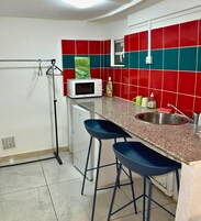 双人房 | 私人厨房 | 迷你冰箱、微波炉、电热水壶、厨具/餐具