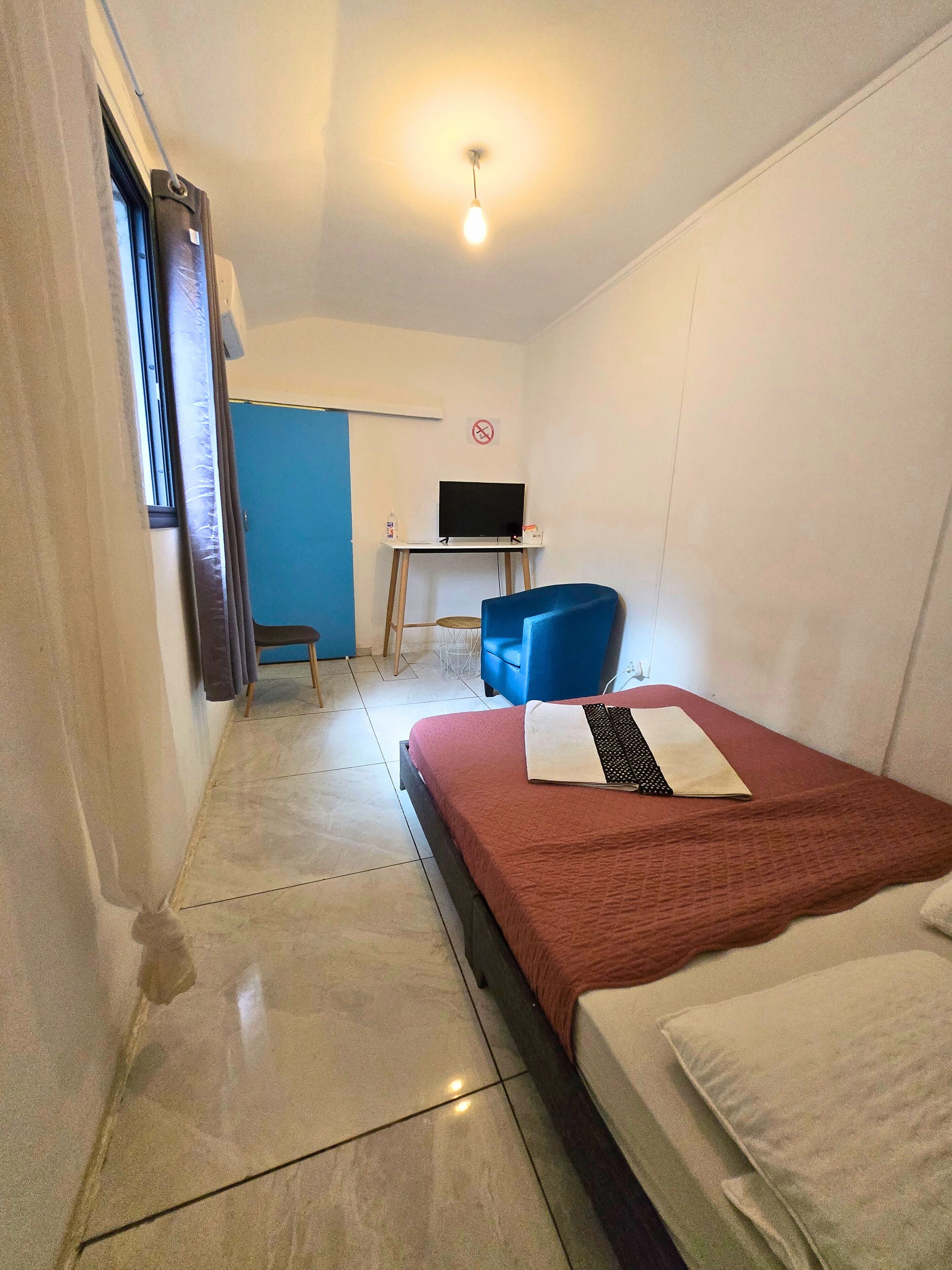 Escritorio, espacio para trabajar con laptop, cortinas blackout y cunas 