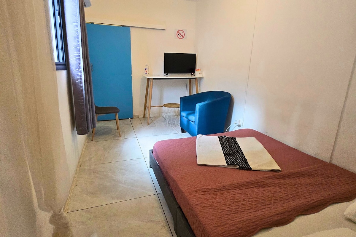 Escritorio, espacio para trabajar con laptop, cortinas blackout y cunas