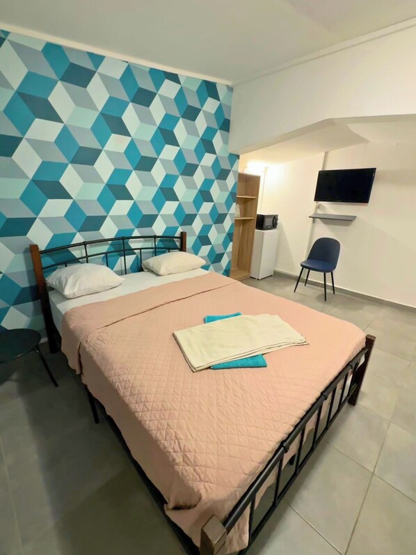 Triple Room | Desk, laptop workspace, blackout drapes, free WiFi