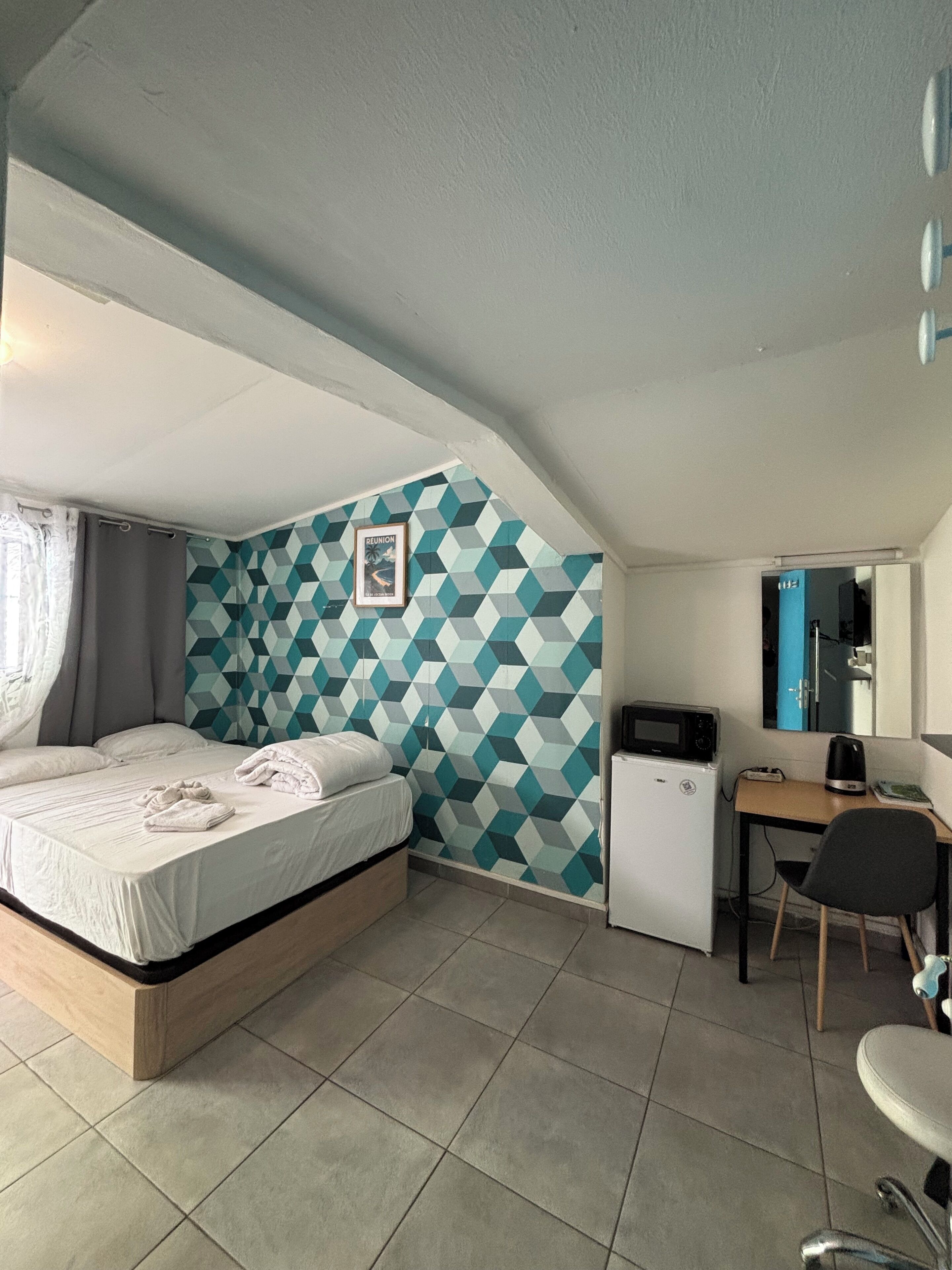 Escritorio, espacio para trabajar con laptop, cortinas blackout y cunas 