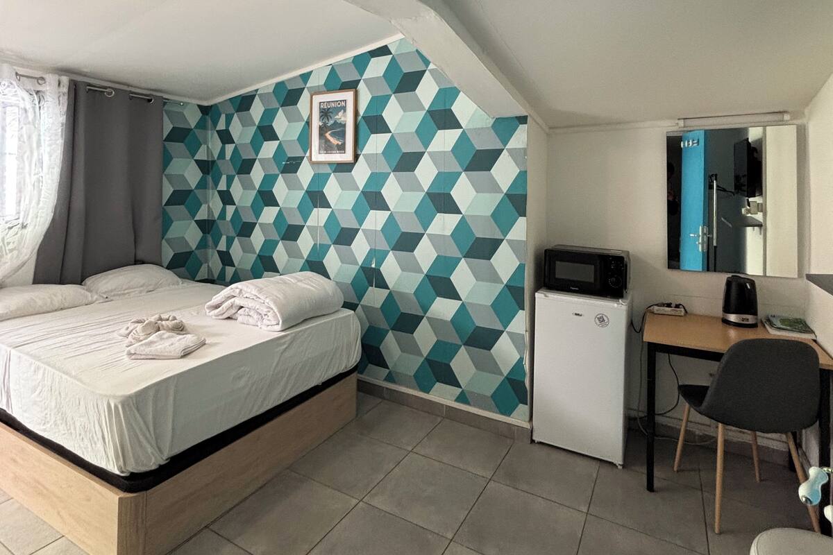 Escritorio, espacio para trabajar con laptop, cortinas blackout y cunas