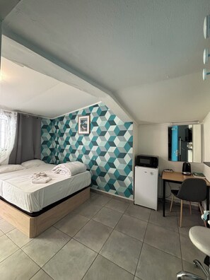 Escritorio, espacio para trabajar con laptop, cortinas blackout y cunas 