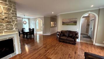 Smart TV, fireplace