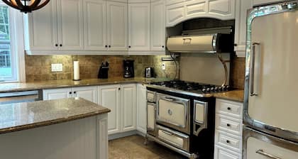 4 bedroom cottage with hot tub, heated pool, lake access, fire pit and game room