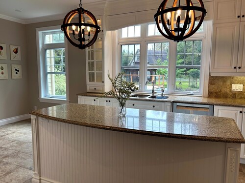 4 bedroom cottage with hot tub, heated pool, lake access, fire pit and game room