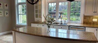 4 bedroom cottage with hot tub, heated pool, lake access, fire pit and game room