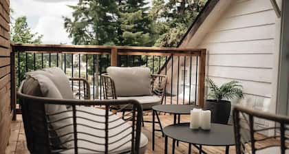 Sand & Snow: Luxury Lakefront Retreat w/Spa