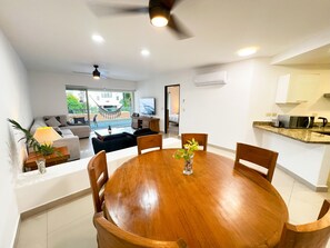 Family Apartment, 2 Bedrooms, Pool View, Poolside | In-room dining - Relajate hermoso jardín y 2 piscinas (Puerto Aventuras)