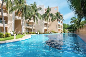 2 outdoor pools, open 7:00 AM to 11:00 PM, pool loungers - Relajate hermoso jardín y 2 piscinas (Puerto Aventuras)
