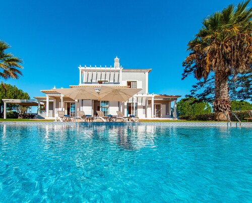 Peaceful villa w/ heatable pool in Pêra