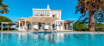 Peaceful villa w/ heatable pool in Pêra