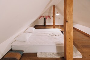 2 bedrooms, iron/ironing board, travel cot, free WiFi
