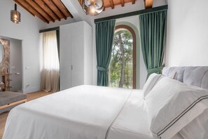 2 chambres, fer et planche à repasser, lit de bébé portatif