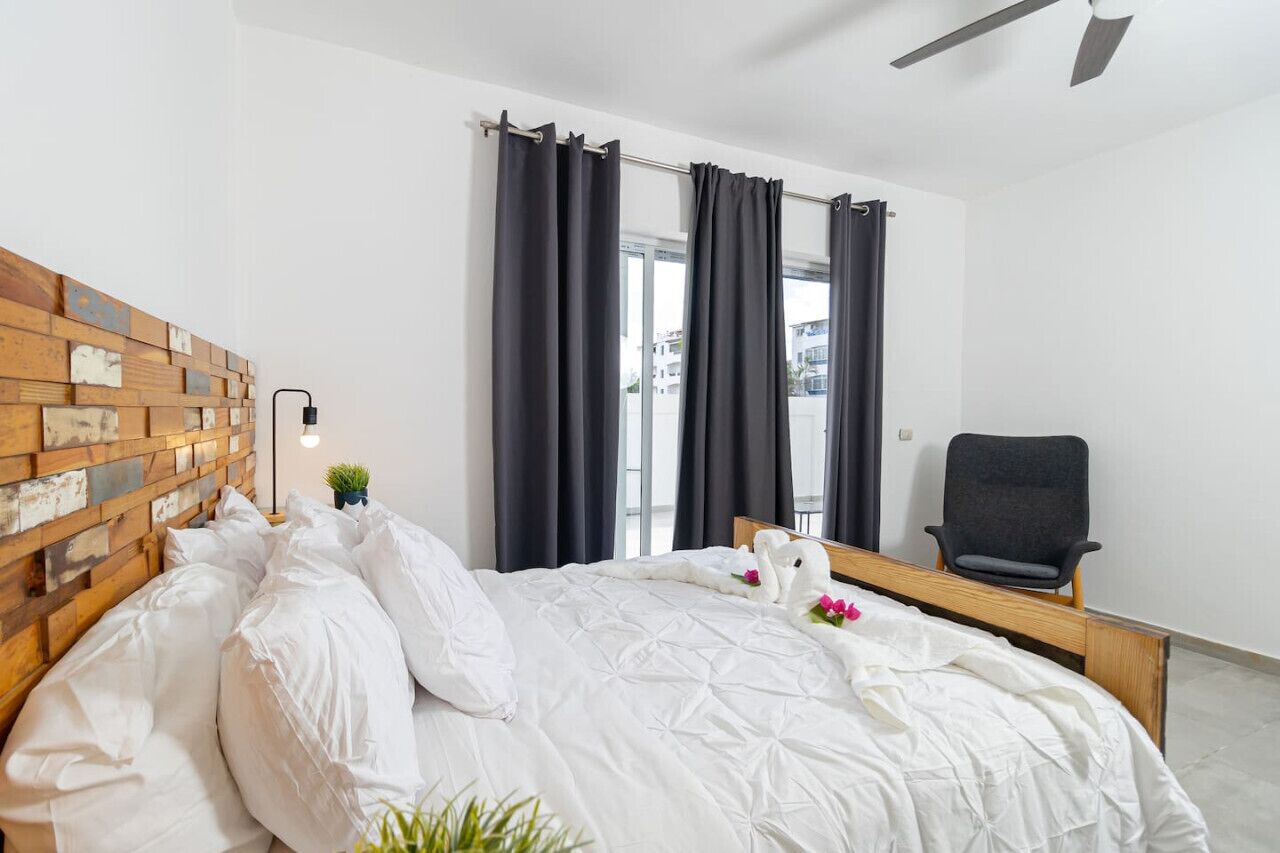 2 habitaciones, escritorio y tabla de planchar con plancha 