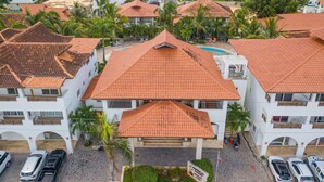 Un hôtel doté d’une cour intérieure, de nombreux balcons et d’une piscine.