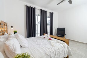 2 slaapkamers, een bureau, een strijkplank/strijkijzer, reisbedje