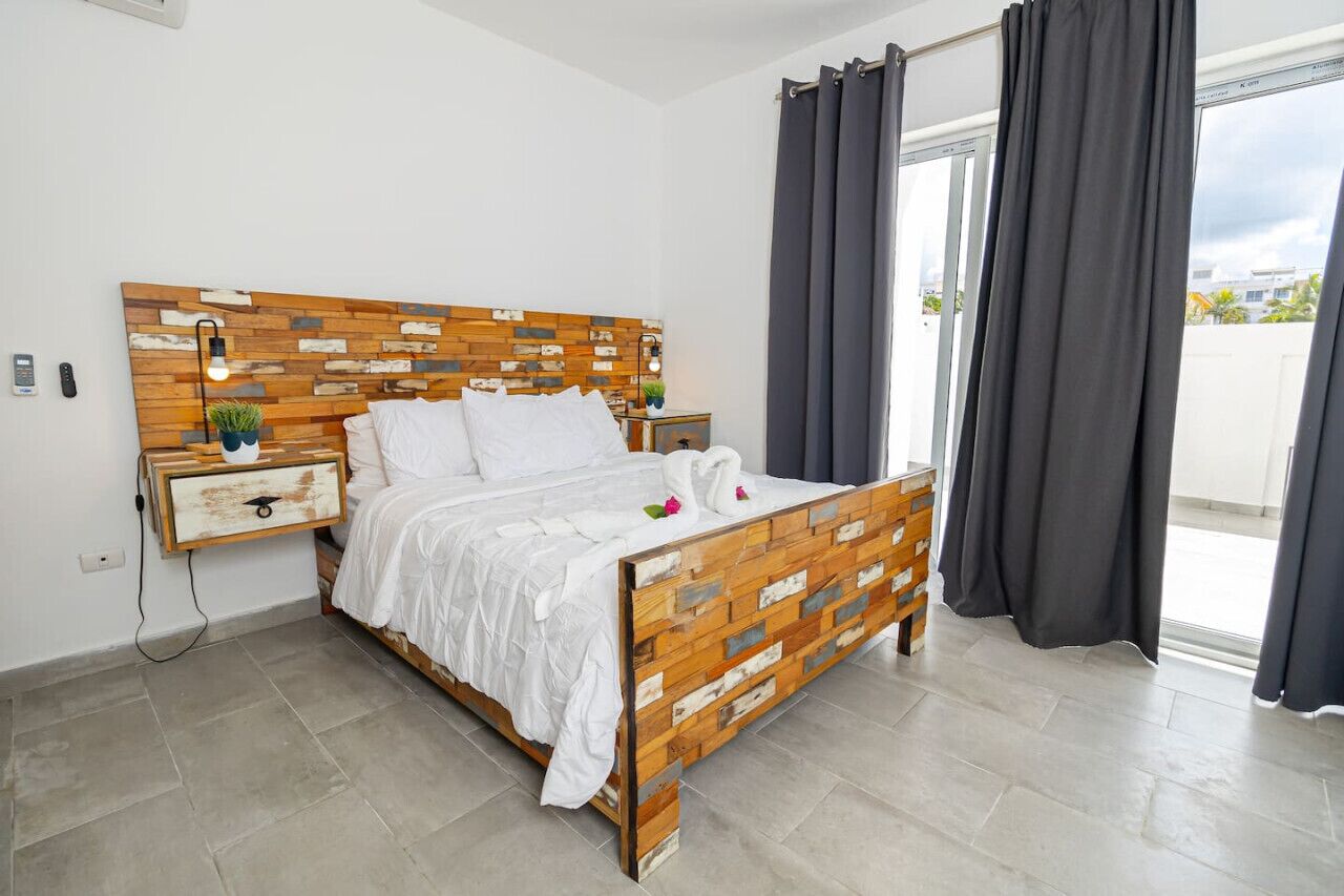 2 habitaciones, escritorio y tabla de planchar con plancha 
