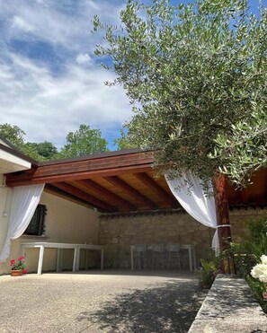 Terrace/patio - Holiday Home 'Mulino Brandolini' with Mountain View, Private Pool and Wi-Fi (Vicoli)