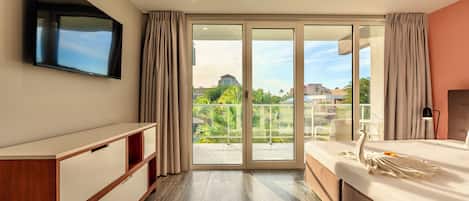 3 bedrooms, in-room safe, iron/ironing board, travel cot